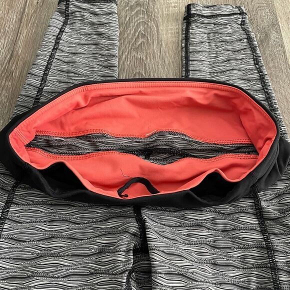 Lululemon Speed Tight II Textured Wave Black Silver Spoon / Black - Size: 6 - Picture 7 of 13
